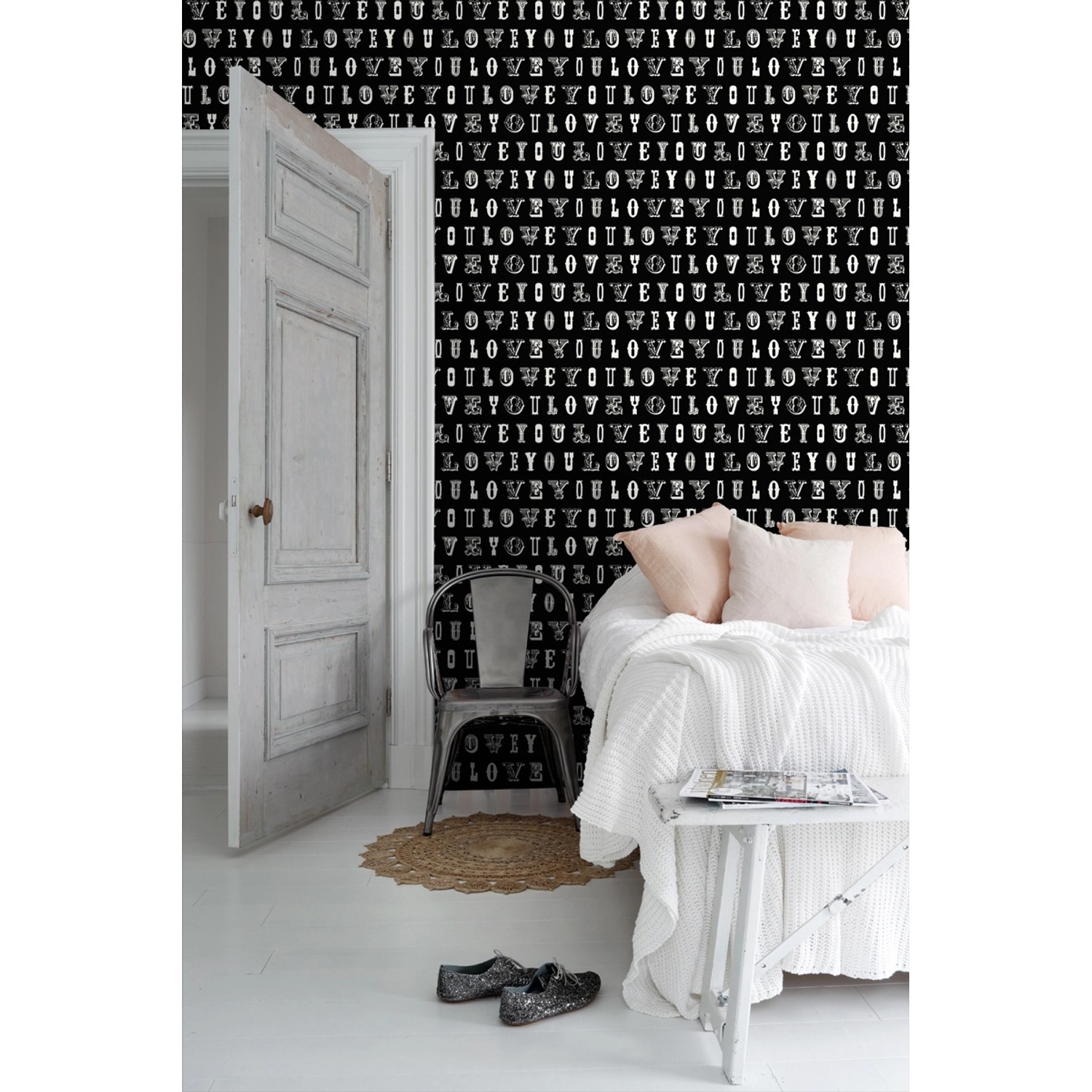 ESTAhome Vliestapete mit "Love You" Schriftzug in Schwarz-Weiß im Jugendzimmer.