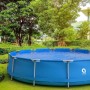 Blauer Avenli Frame Pool 420x84 cm mit Filterpumpe im Garten.