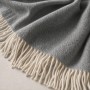 Dunkelgraue Sofadecke aus Baumwoll-Mix mit hellen Fransen, 130x170 cm. Leichte Wohndecke für Sofa & Bett.