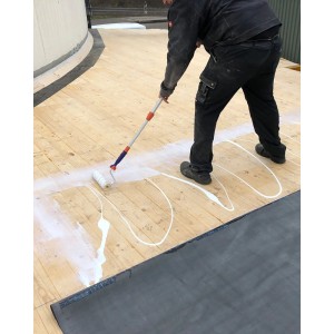 Handwerker trägt Dachprotect EPDM Kleber mit Farbrolle auf Holz auf. Bauabdichtung.