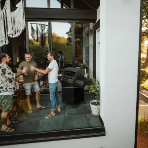 Enders Gasgrill Monroe Pro 3 SIK Turbo Shadow mit 3 Brennern und Seitenkocher in Schwarz.