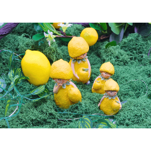 4er Set Dekohelden24 Zitronenkinder, gelbe Gartenfiguren aus Keramik für sommerliche Dekoration.
