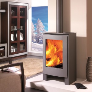 Panadero Nevada Kaminofen, Stahl schwarz metallic, mit brennendem Feuer im Sichtfenster.