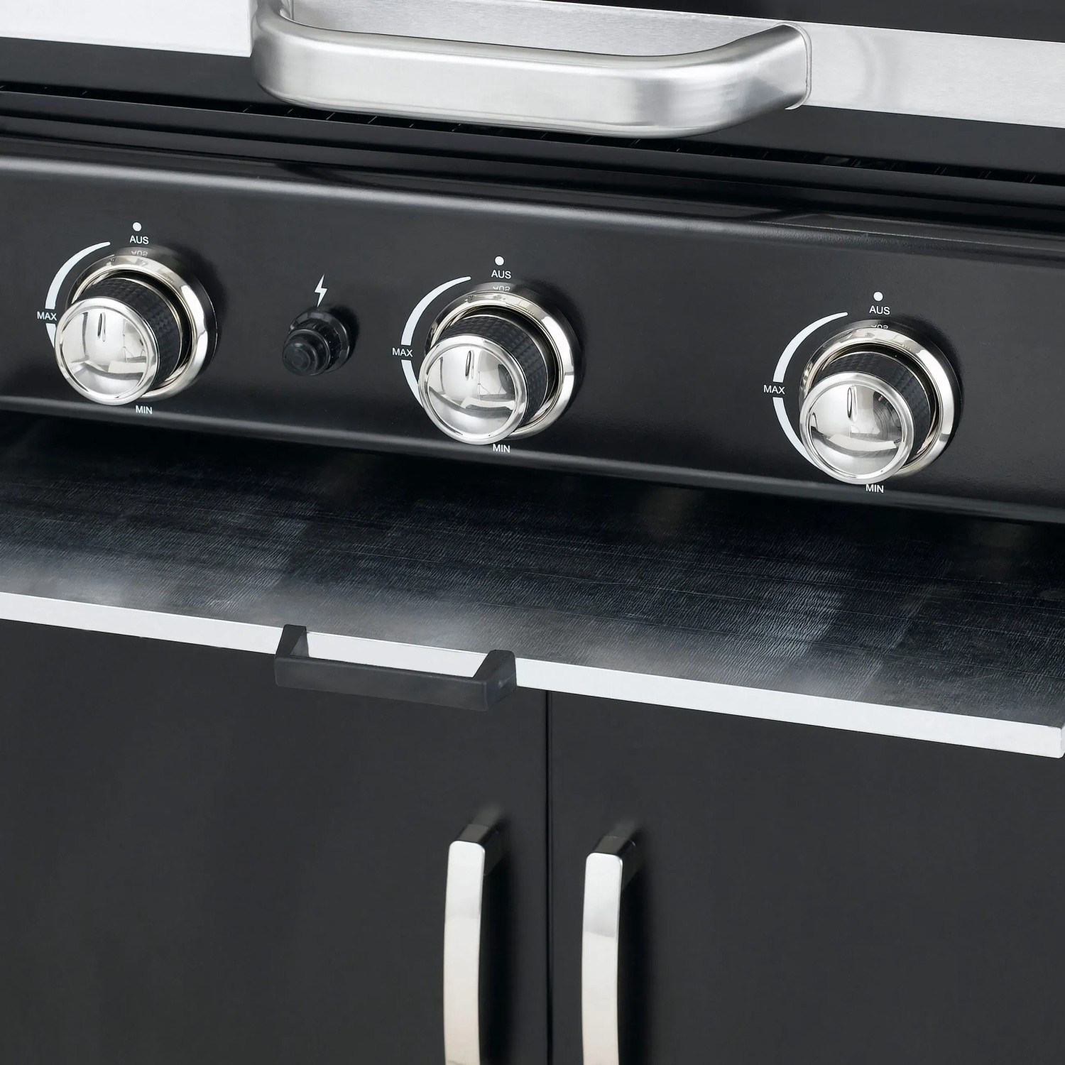 Detailaufnahme: Schwarzer tepro Gasgrill Mayfield mit 3 Brennern, Bedienelementen und Unterschrank.
