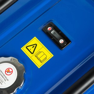 Detailansicht: Tankdeckel, Warnhinweise und Tankanzeige des EBERTH Stromerzeugers.
