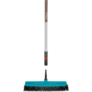 Gardena Straßenbesen Combisystem mit Holzstiel, 45cm Arbeitsbreite, zur Reinigung von Wegen und Flächen.