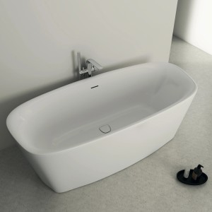 Freistehende, ovale Ideal Standard Badewanne Dea, 170x75 cm, in Weiß mit Armatur.