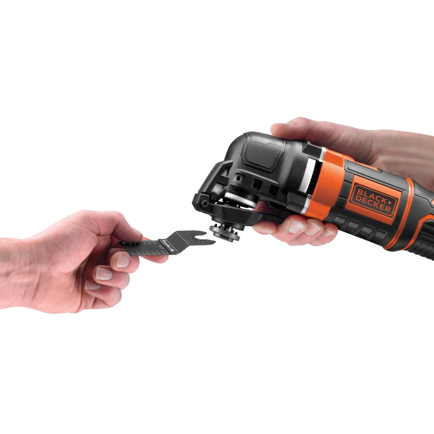 Black+Decker Multitool MT300KA mit Zubehör: Werkzeugwechsel am Multifunktionswerkzeug.