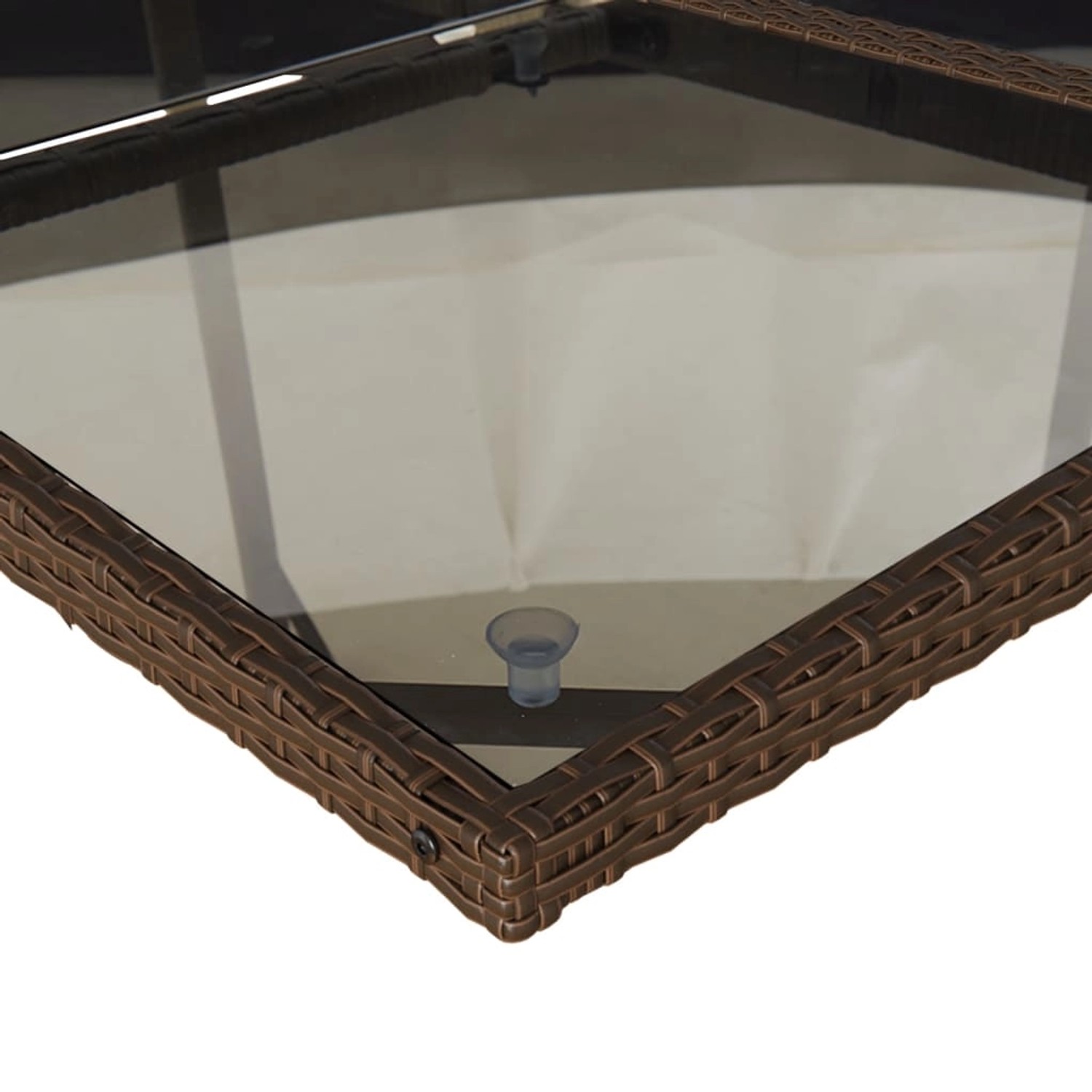 Detailansicht der braunen vidaXL Garten-Essgruppe mit Glasplatte und Polyrattan-Rahmen.