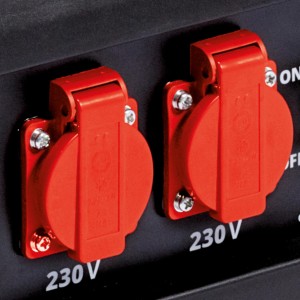 Detailaufnahme: Zwei rote 230V-Steckdosen am Einhell Notstromaggregat TC-PG 25/1 E5.
