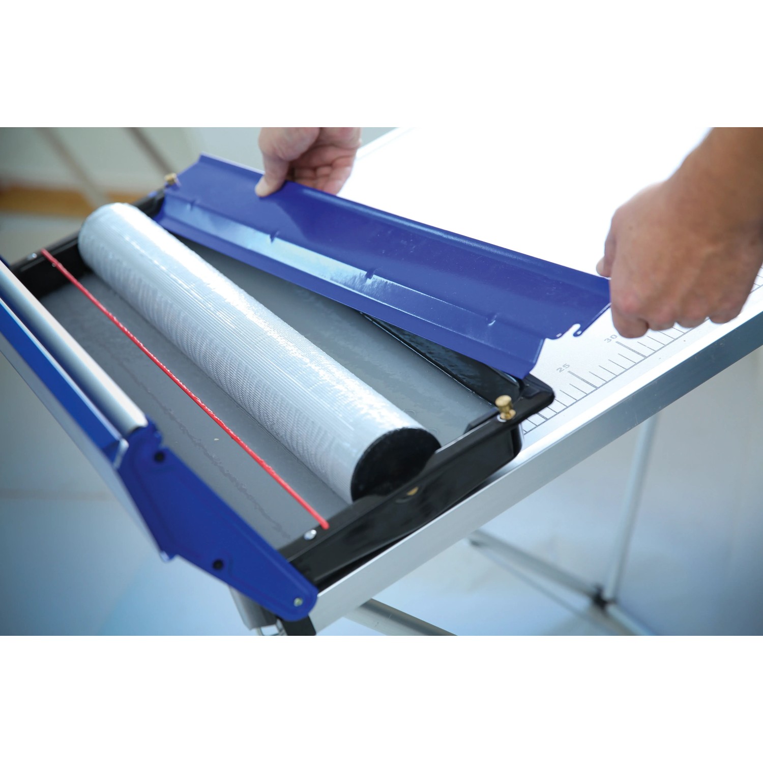 LUX Kleistergerät mit Rollenhalterung für gleichmäßiges Tapezieren.