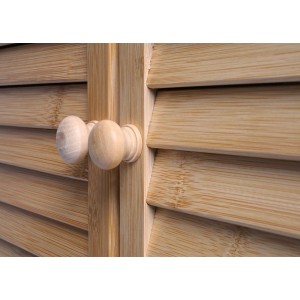 Detailaufnahme: Badezimmerschrank B18 aus Bambus mit Holztürgriffen.