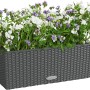 Lechuza Balconera Cottage 50 Granit, Blumenkasten mit Bewässerungssystem, bepflanzt mit weißen und lila Blumen.