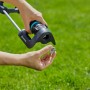 Gardena EcoLine Viereckregner: Hand entfernt Filter zur Reinigung auf Rasen.