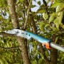 Gardena combisystem Gartensäge 300 P beim Sägen eines Astes.
