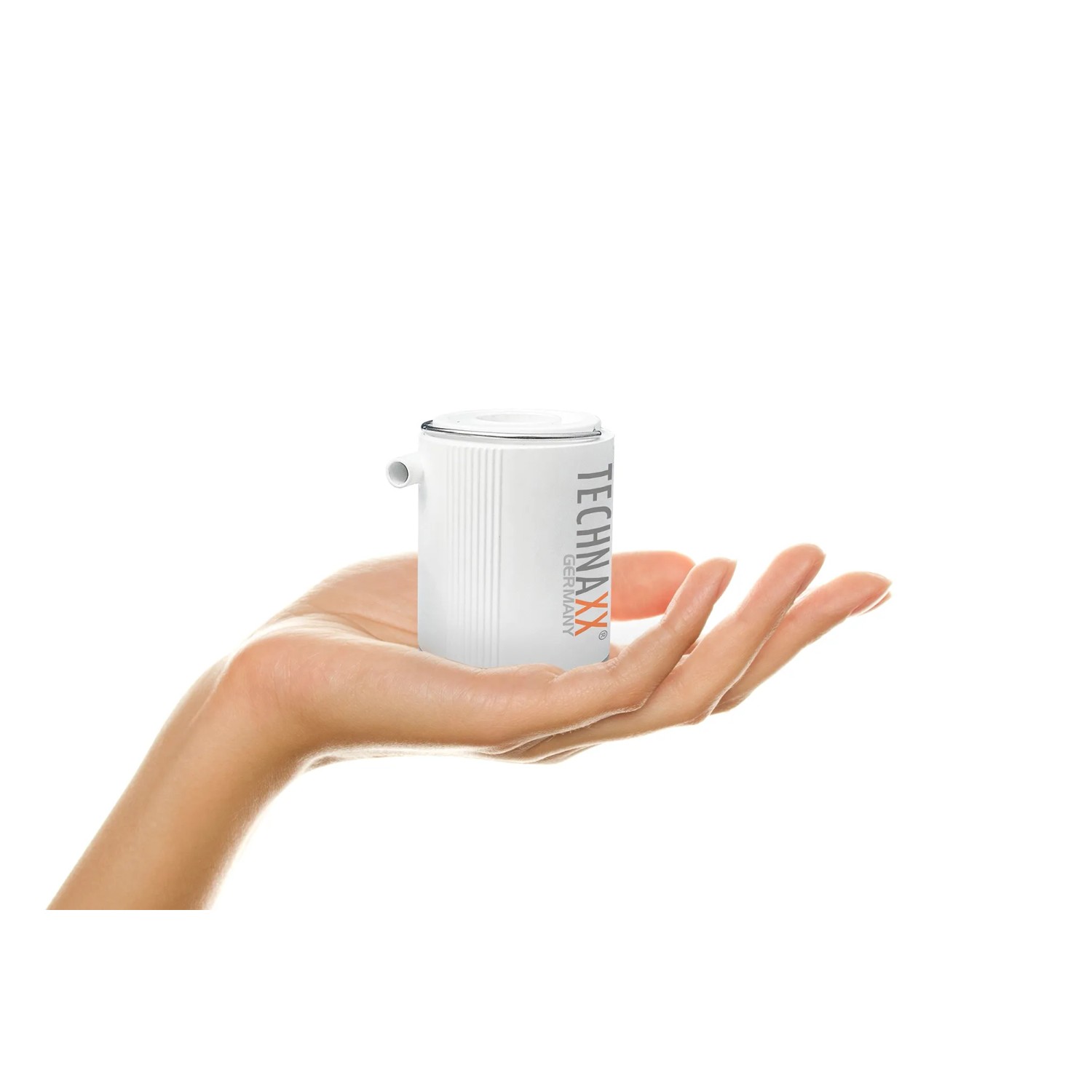Kompakte, weiße Technaxx Mini-Akku-Luftpumpe TX-261 mit LED-Licht in einer Hand gehalten.