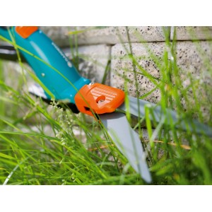 Gardena Comfort Grasschere mit drehbarem Kopf beim Rasenkantenschnitt.