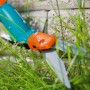 Gardena Comfort Grasschere mit drehbarem Kopf beim Rasenkantenschnitt.