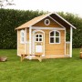 Axi Milan Spielhaus aus Holz in Braun und Weiß mit Bank im Garten.