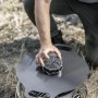 Petromax Grillplatte für Atago: Stahl Plancha-Platte mit Aufsatz auf dem Grill, Detailaufnahme.