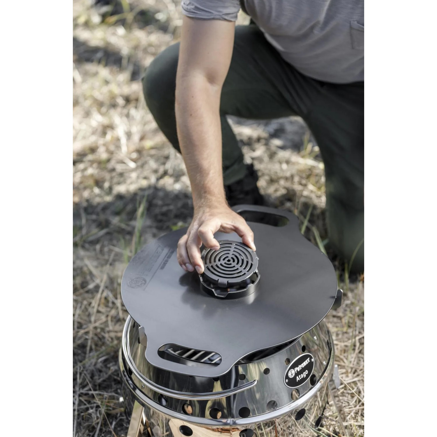 Petromax Grillplatte für Atago: Stahl Plancha-Platte mit Aufsatz auf dem Grill, Detailaufnahme.