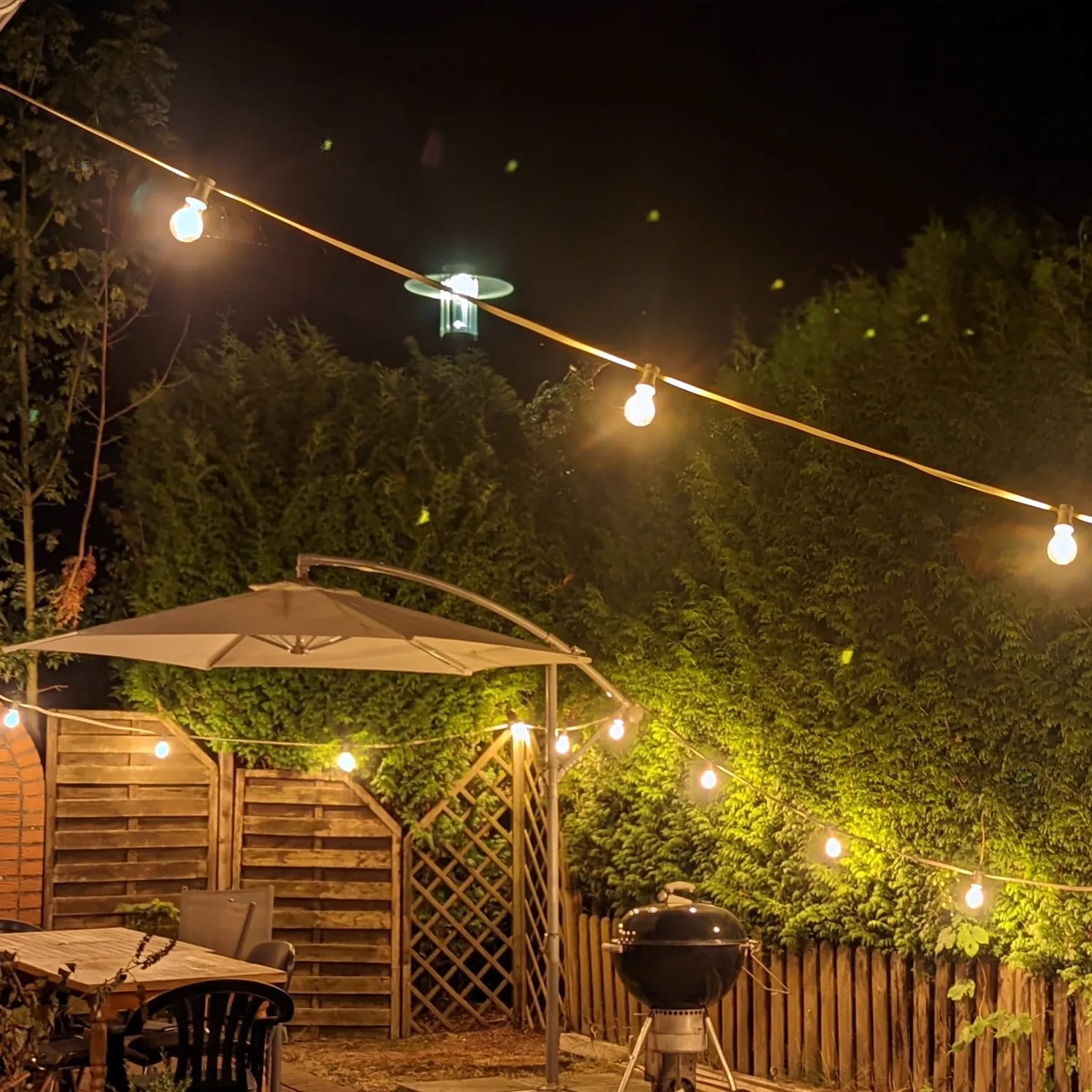 Stimmungsvolle Partybeleuchtung: 10 m Lichterkette mit warmweißen LED-Kugeln für Terrasse und Garten.