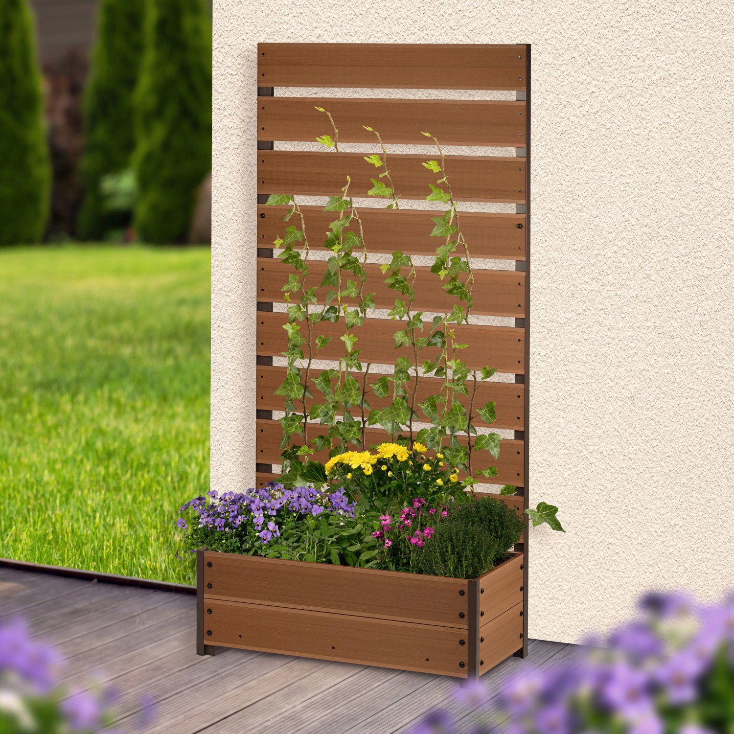 Dobar Pflanzbeet mit Rankgitter aus WPC in Teak, bepflanzt mit Blumen und Ranken.