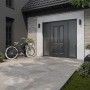 Cersanit Bolt Terrassenplatten aus Feinsteinzeug, grau, 59,3x59,3 cm, verlegt im Außenbereich vor einem Haus.