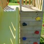 Wendi Toys Spielturm Falke mit gelber Rutsche und Kletterwand aus Holz.