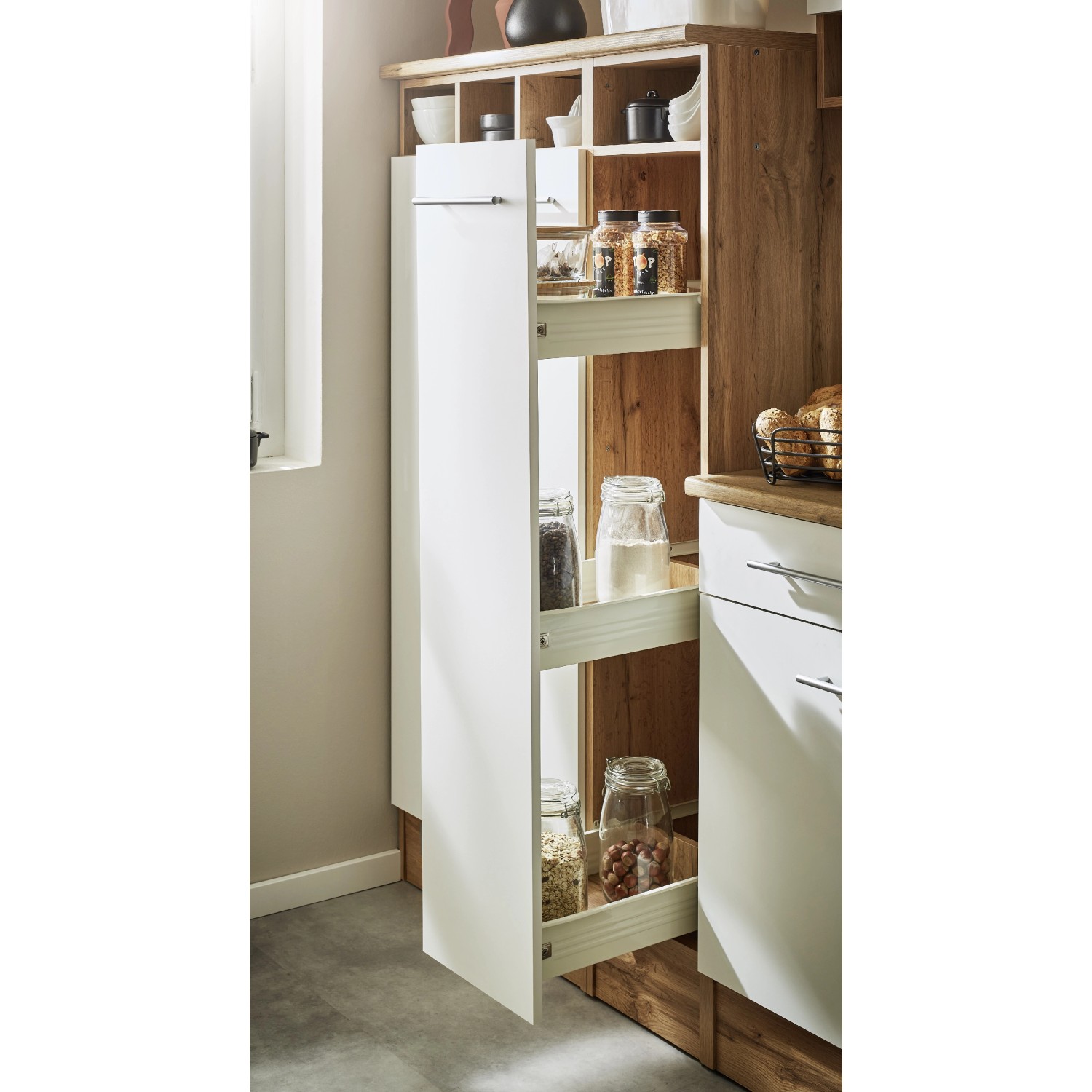 Respekta Küchenzeile Hilde, 250 cm, weiß, mit offenem Apothekerschrank und Vorräten.