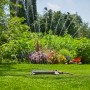 Gardena AquaZoom S Viereckregner bewässert Rasenfläche im Garten.