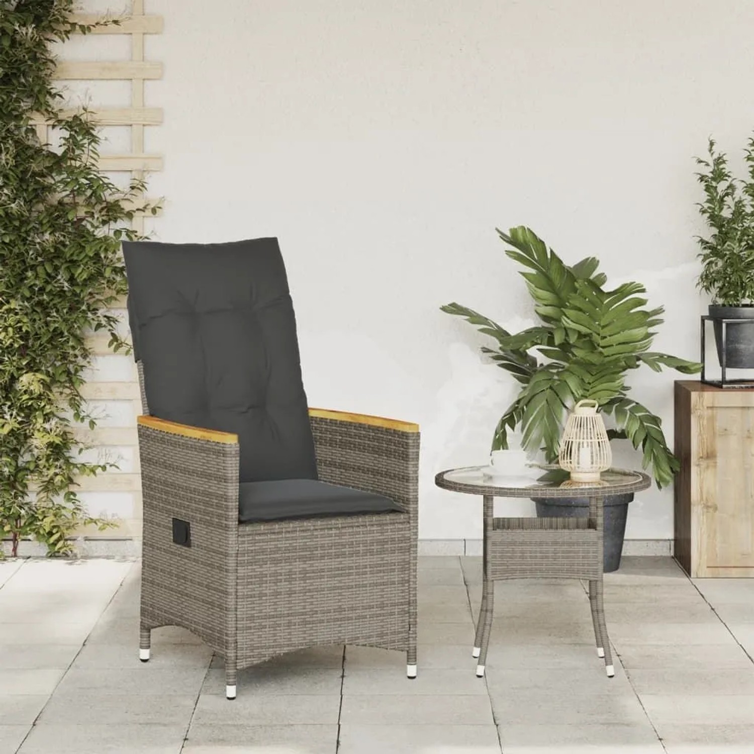 Grauer verstellbarer Gartensessel aus Poly Rattan mit dunklen Kissen und Holzarmlehnen auf Terrasse.