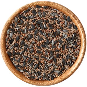 Streufutter für Wildvögel im Holzeimer, mit Sonnenblumenkernen und Getreide.