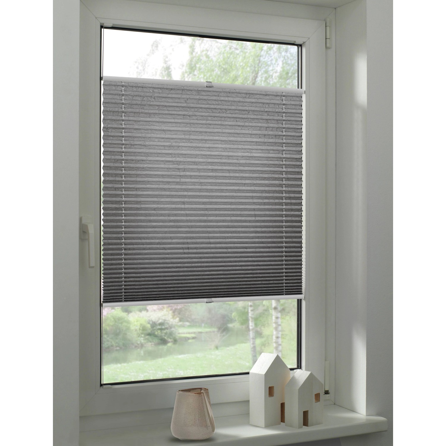 Graues Schöner Wohnen Plissee Milla, 40x130 cm, am Fenster mit Deko.