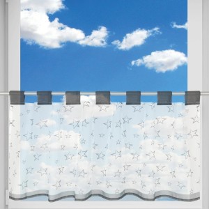 Bestlivings Bistrogardine Angie Sterne, 45x120 cm, am Fenster mit blauem Himmel im Hintergrund.