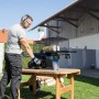 Scheppach Holzspalter HL460 in Aktion: Liegender Holzspalter mit Bediener beim Spalten von Holz.