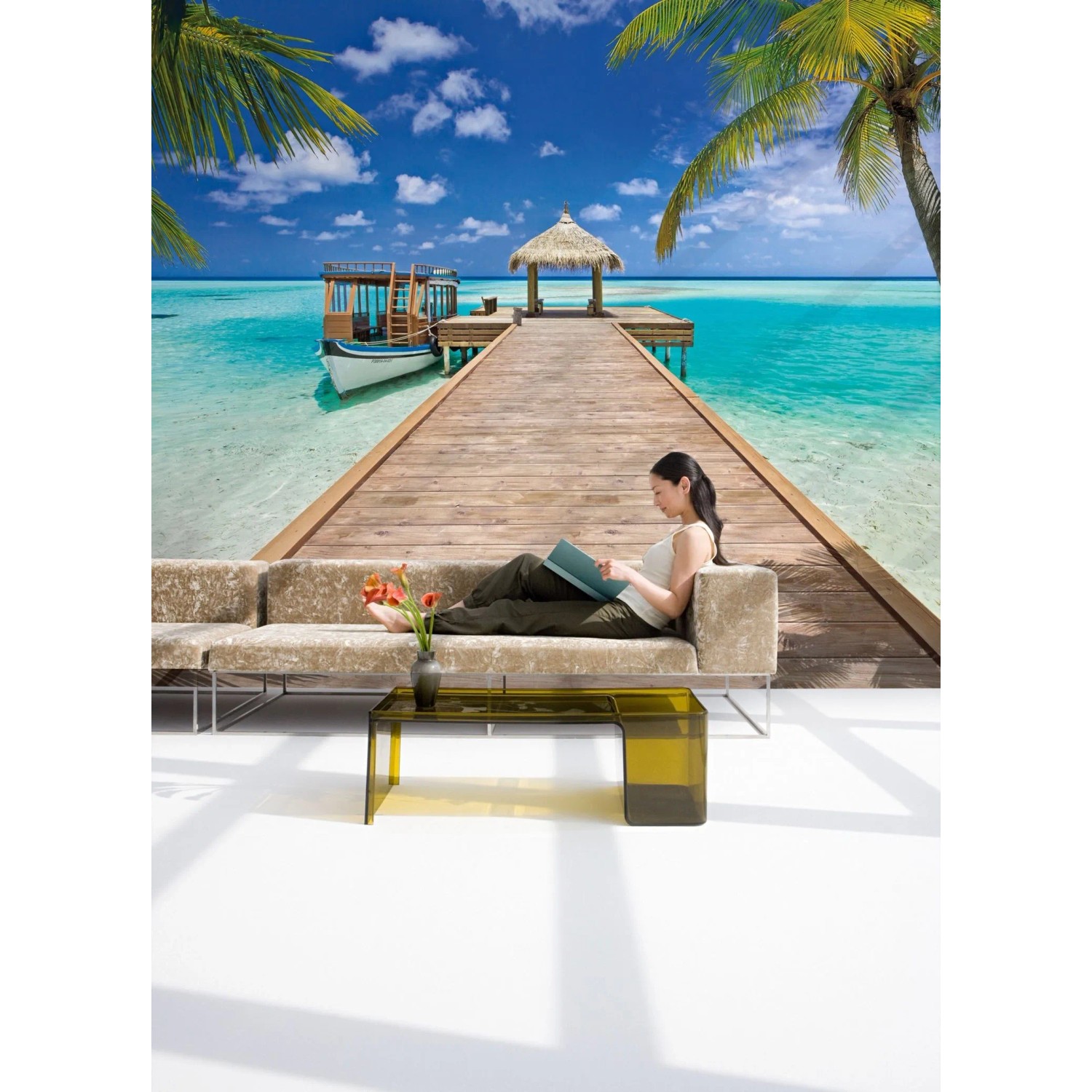 Komar Fototapete Beach Resort mit Steg, blauem Meer und Palmen, 368x254 cm.