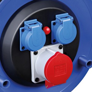 Blaue Brennenstuhl Baustellen-Kabeltrommel mit CEE-Steckdose und Schutzkontakt-Steckdosen.