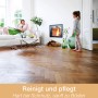 Anwendung des Bona Premium Spray Mop zur Reinigung und Pflege von geöltem Holzboden in Wohnraum.