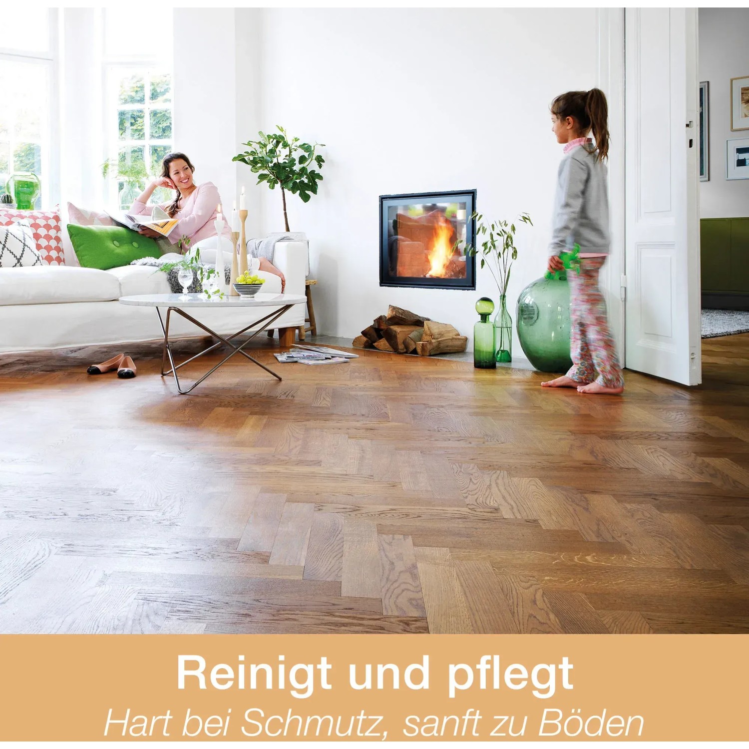 Anwendung des Bona Premium Spray Mop zur Reinigung und Pflege von geöltem Holzboden in Wohnraum.