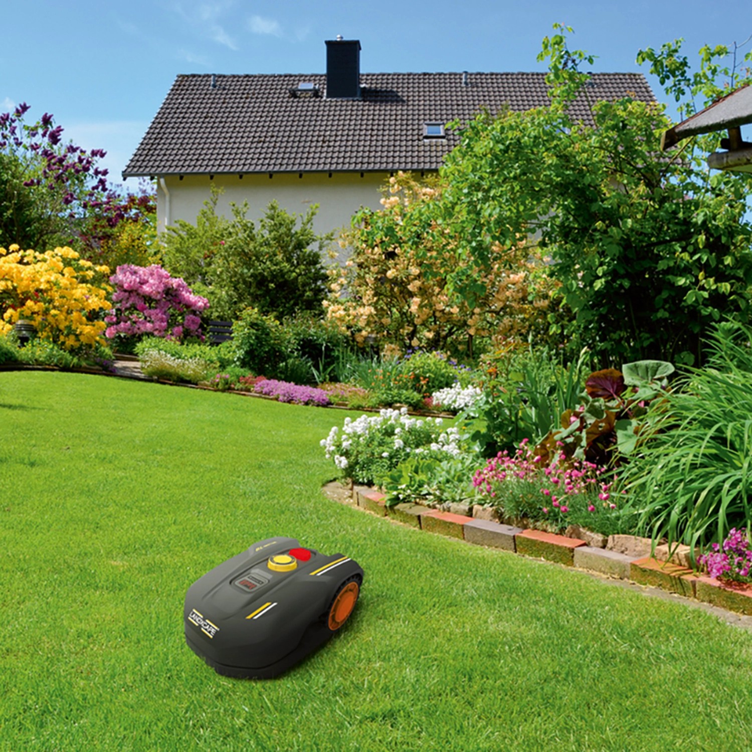 LandXcape Mähroboter LX790 auf Rasen vor blühendem Garten. Rasenmähen leicht gemacht.