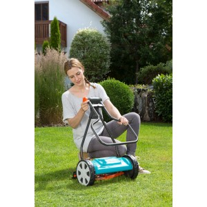 Frau bedient Gardena Spindelmäher Classic 330 im Garten. Handrasenmäher für präzisen Rasenschnitt.