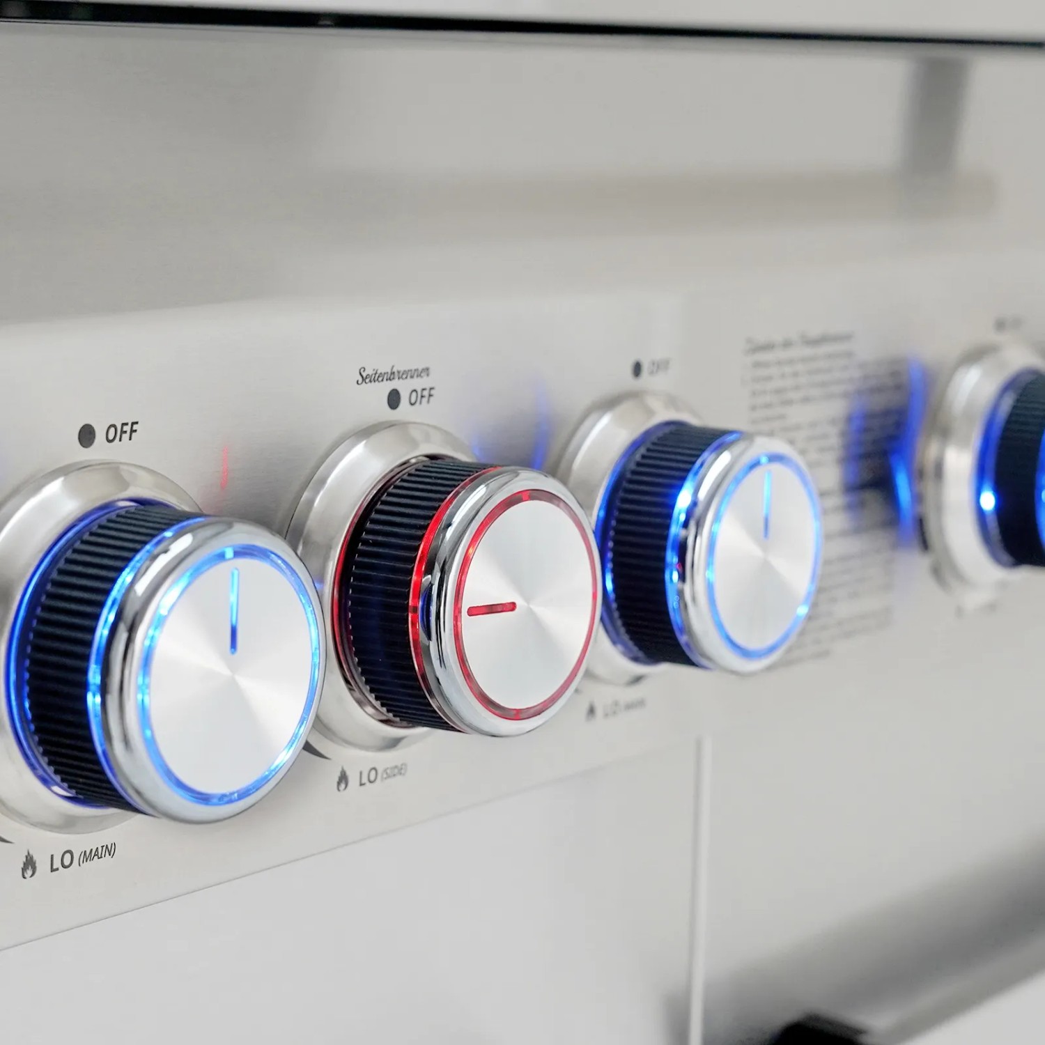 Detailaufnahme: Drehregler mit LED-Beleuchtung des Taino Platinum Yamara 4+2 Gasgrills.