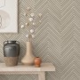 Beige Vliestapete mit modernem Fischgrätmuster in Holzoptik von Marburg, Rolle 10,05x0,53m.