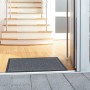Grau melierte Astra Sauberlaufmatte Saphir 90x150 cm vor einer Haustür.