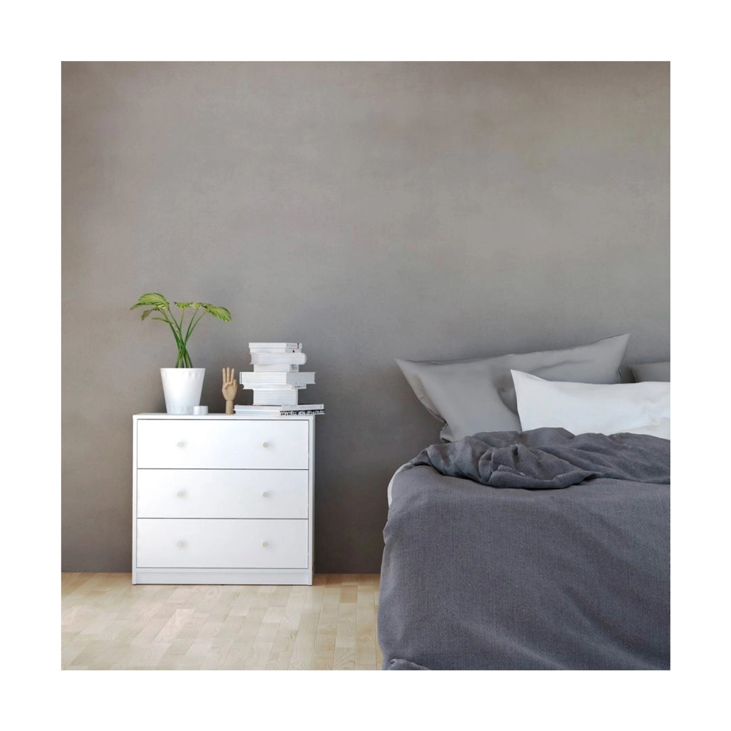 Weiße ebuy24 Maria Kommode mit 3 Schubladen im Schlafzimmer.