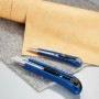 LUX Cutter-Set, 2-teilig, 9 mm und 18 mm, blaue Universalmesser mit Klingen auf Teppich und Leder.