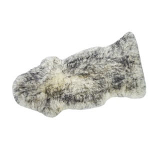 Grau-weißes KARAT Schaffell Audrey "Black Tip" aus Lammfell, natürlich und vielseitig.