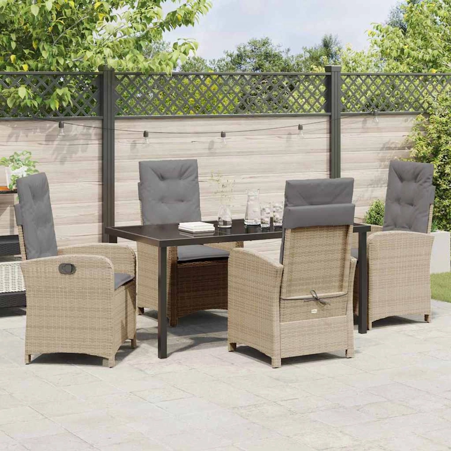 Beige 5-tlg. Garten Essgruppe aus Poly Rattan mit Tisch und Stühlen mit grauen Auflagen.