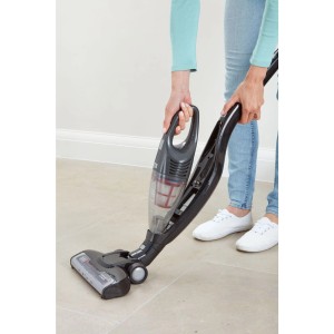 Black+Decker 2in1 Akku-Stielsauger SVB620JW in Anwendung auf Fliesenboden.